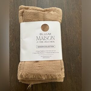 Gauze napkins and table runner